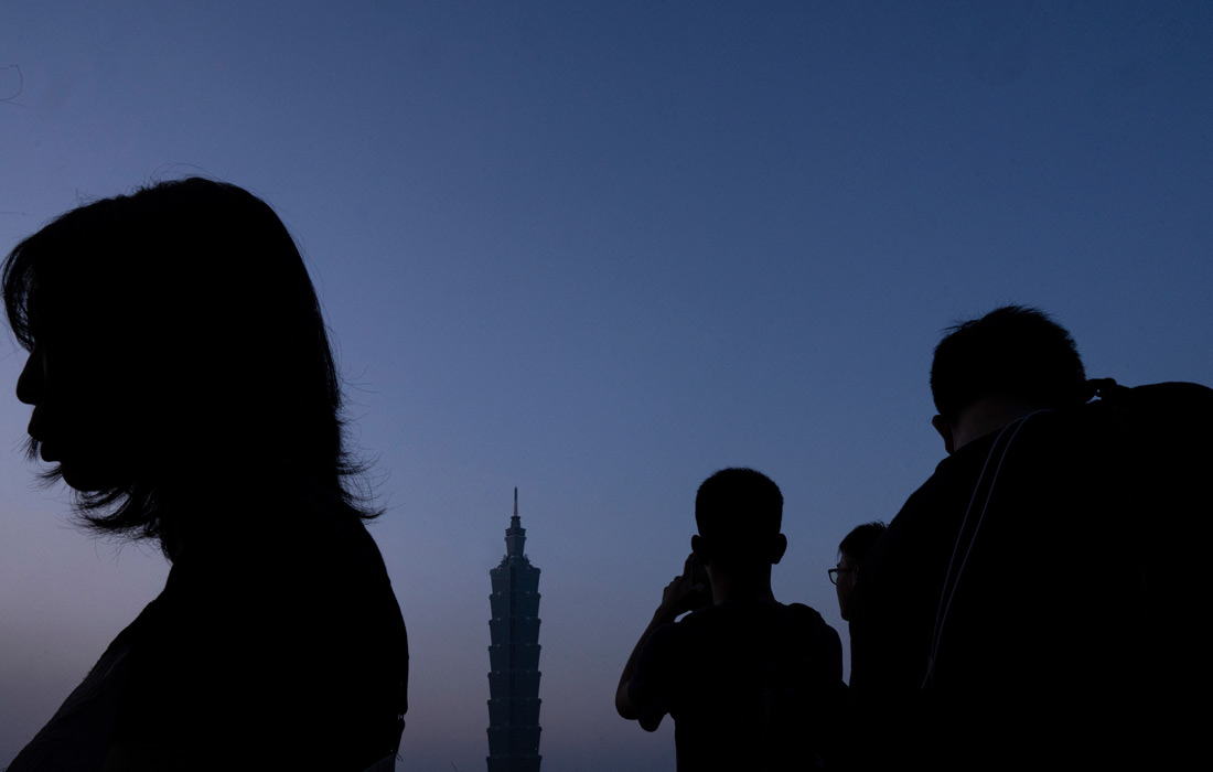 Вид на башню Тайбэй 101 со смотровой площадки, Тайвань