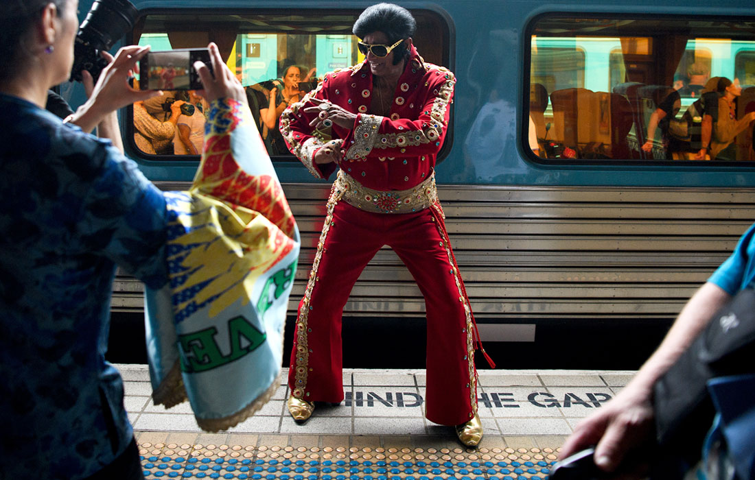 Поезд "Элвис-экспресс" отправился из Сиднея в Паркс на ежегодный фестиваль, посвященный творчеству короля рок-н-ролла