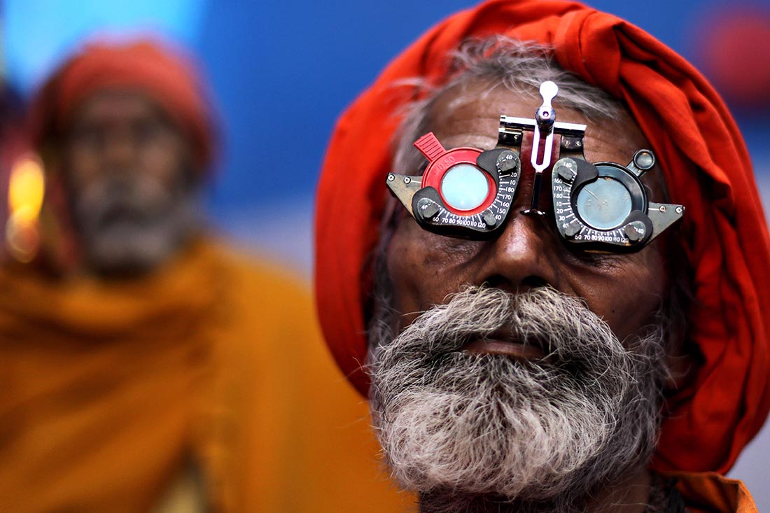 Проверка зрения индуистских паломников, отправляющихся на ежегодное паломничество в Гангасагар