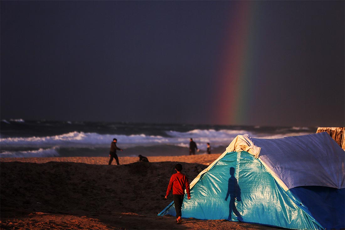 Радуга появляется над временными убежищами в Дейр-эль-Балахе, в центре сектора Газа