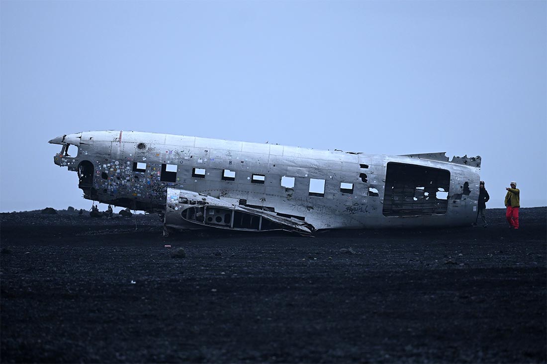 Туристы на обломках военно-транспортного самолета Douglas R4D-8 в Солхеймасандуре, Исландия