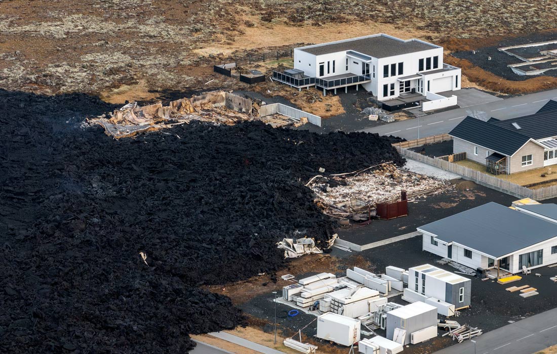 Вулканическая лава разрушила несколько домов в исландском городе Гриндавик