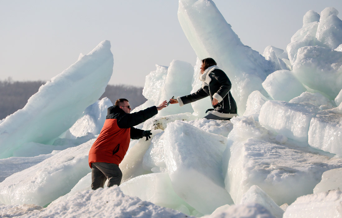 Ледяные торосы на мысе Токаревского во Владивостоке