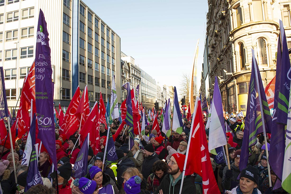 150 тысяч работников госсектора вышли на забастовку в Северной Ирландии с требованием повышения оплаты труда