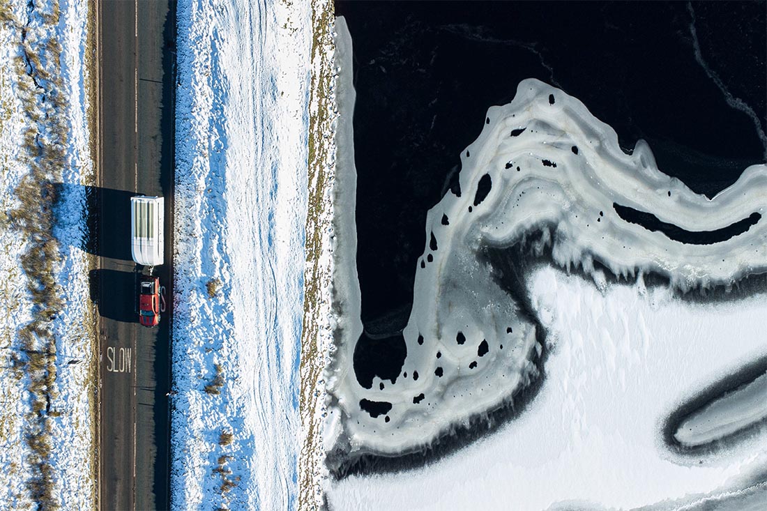 Замерзшее водохранилище Брун-Клаф в Олдеме, Великобритания