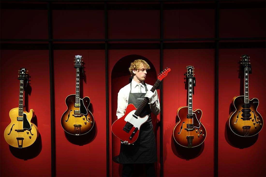 Более 120 гитар и усилителей, принадлежащих лидеру британской рок-группы Dire Straits Марку Нопфлеру, будут выставлены на аукционе Christie’s 31 января