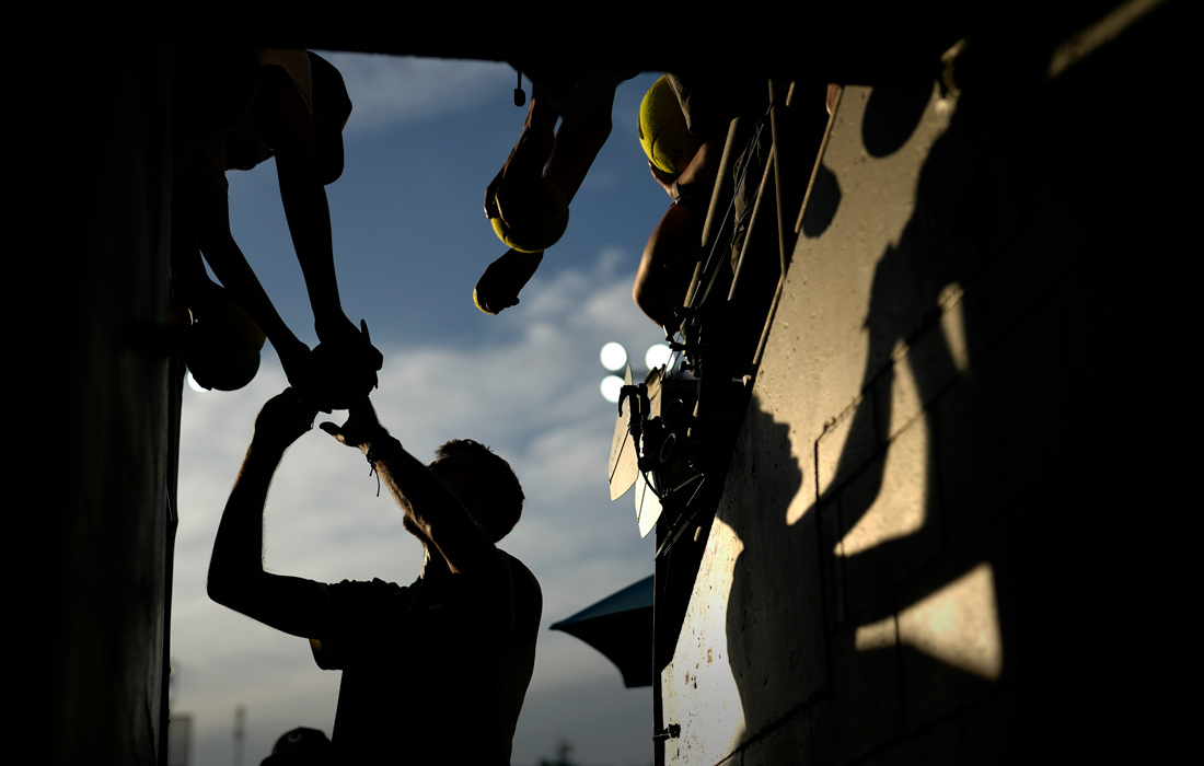 Россиянин Карен Хачанов раздает автографы после матча