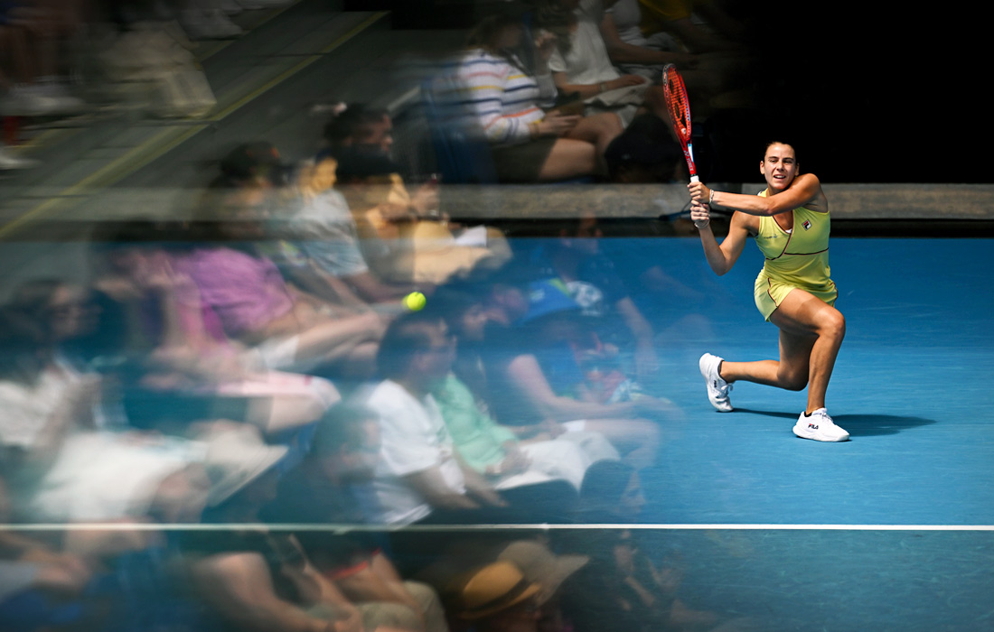 Зрители наблюдают за игрой Эммы Наварро из США