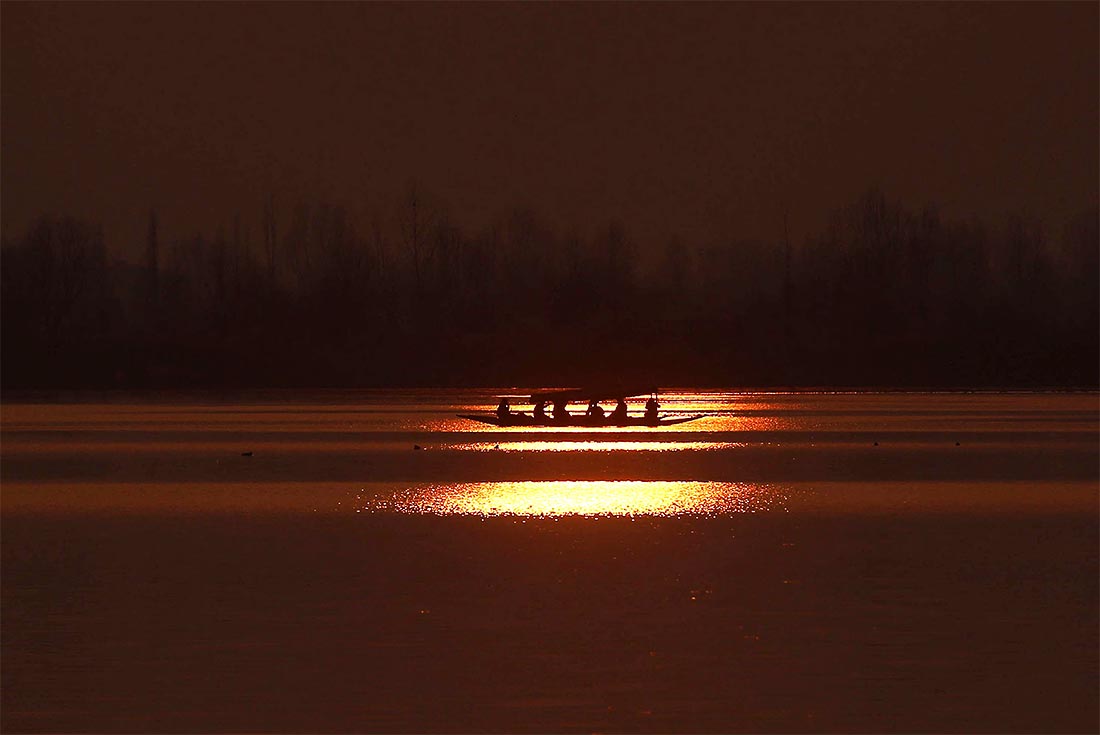 Закат на озере Дал в индийском Сринагаре