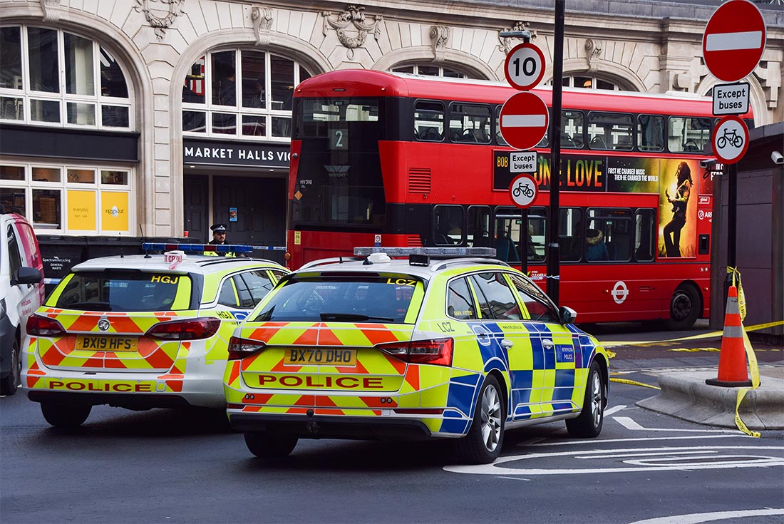 Автобус врезался в остановку у вокзала Виктория в Лондоне, один человек погиб