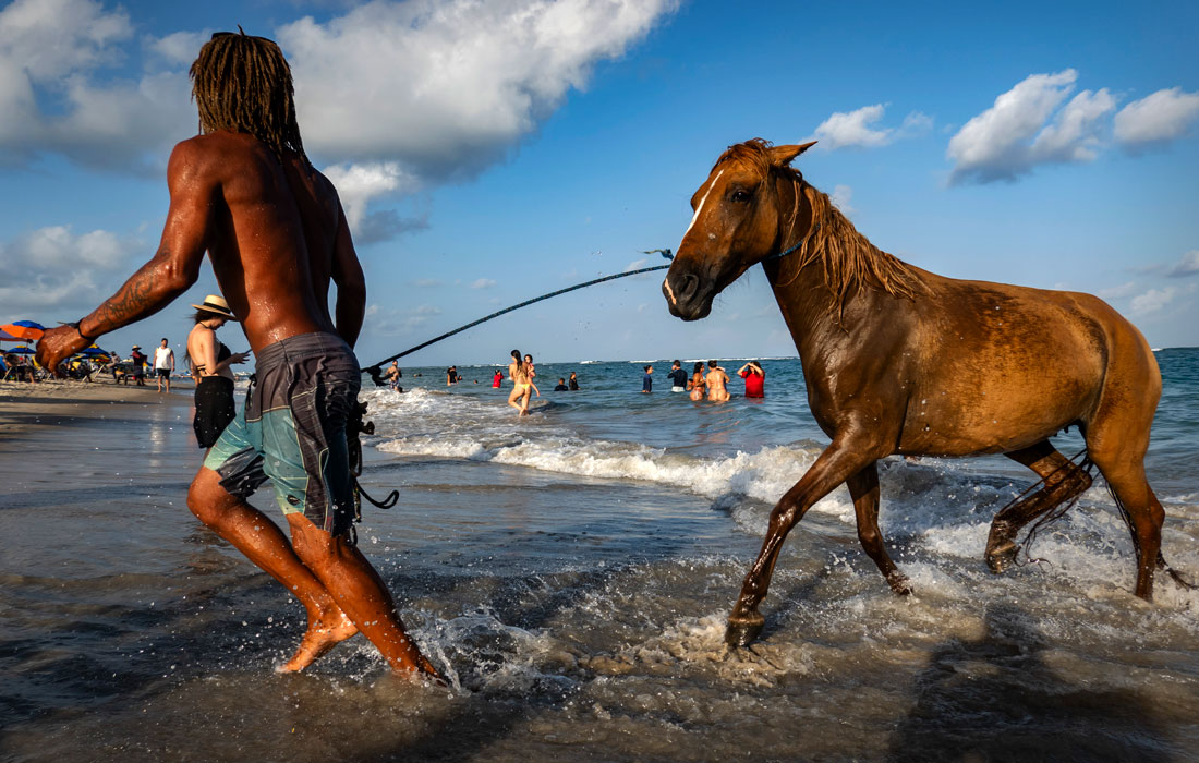 Отдыхающие на пляже в Порту-де-Галиньяс, Бразилия