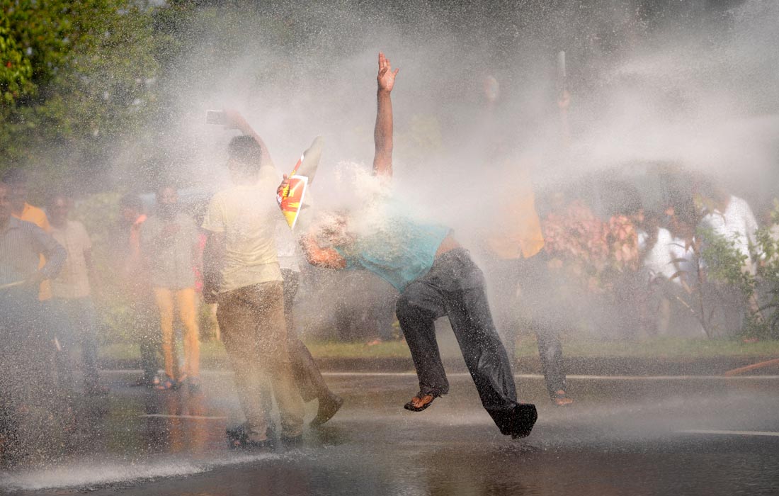Полиция применила водометы на акции протеста сторонников оппозиции против высоких налогов и повышения цен на электроэнергию и топливо в Коломбо