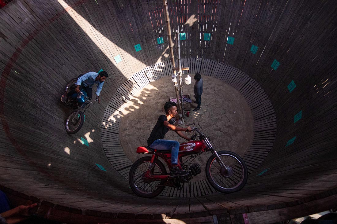 Экстремальная езда на мотоциклах на аттракционе "колодец смерти" в Дакке