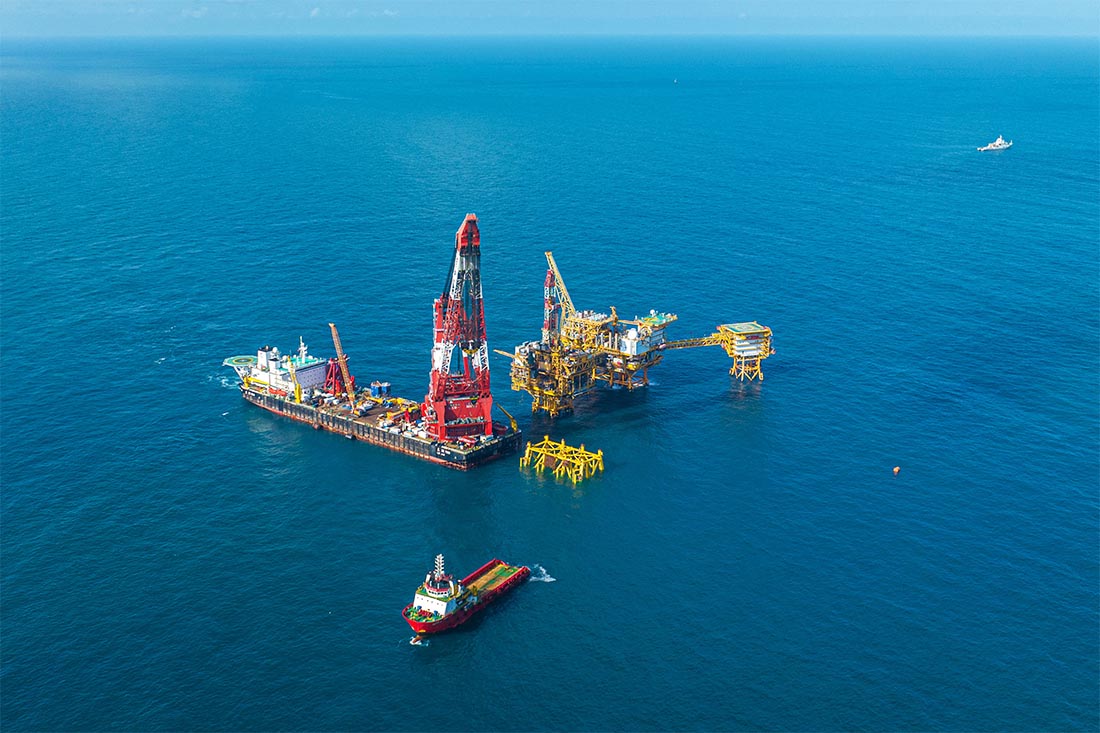 Установка опорного блока морской платформы на глубоководном газовом месторождении Китая Deep Sea No.1
