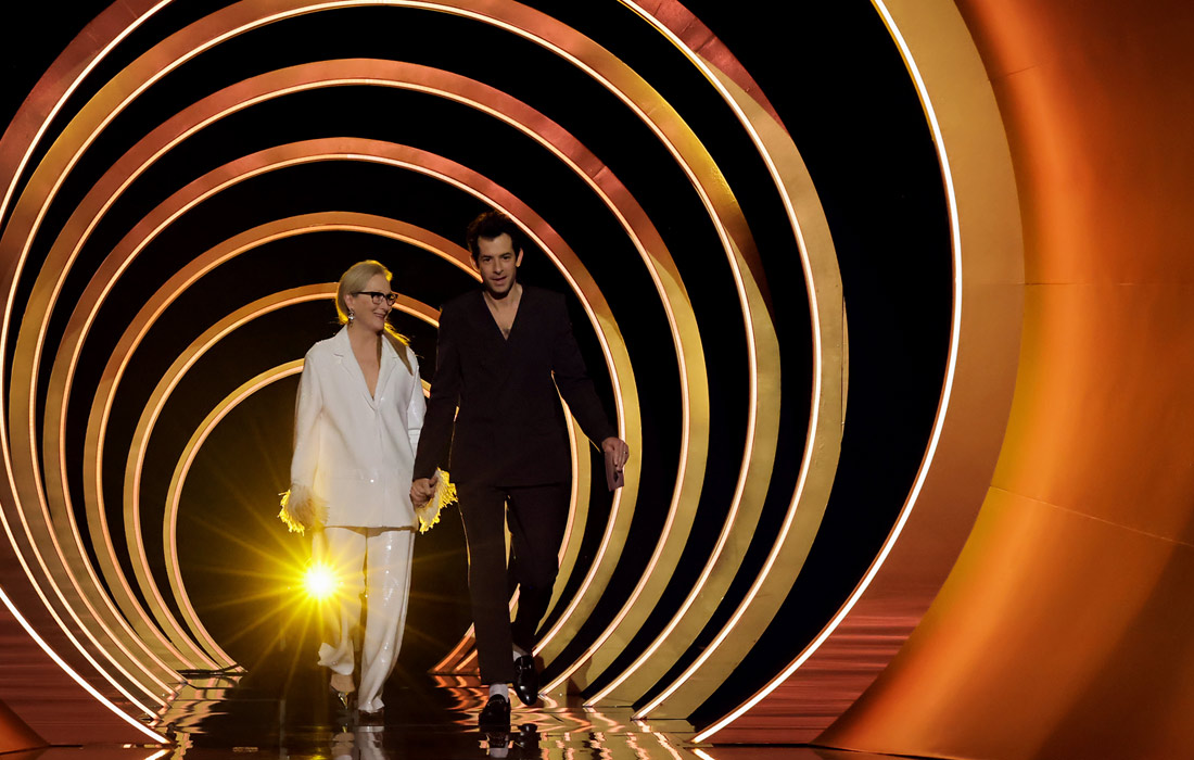 Мерил Стрип и Марк Ронсон на сцене церемонии вручения премии "Грэмми"