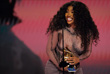 SZA получает премию в номинации "Лучшая R&B-песня"