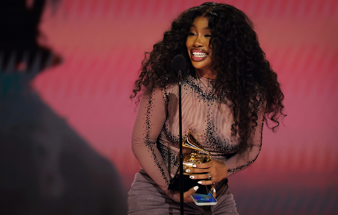 SZA получает премию в номинации "Лучшая R&B-песня"