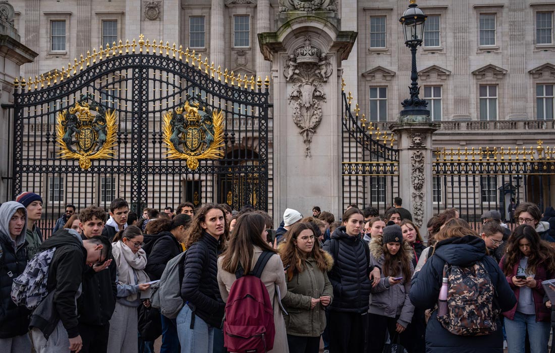 Жители Великобритании собираются у Букингемского дворца в Лондоне после новостей о здоровье короля Карла III
