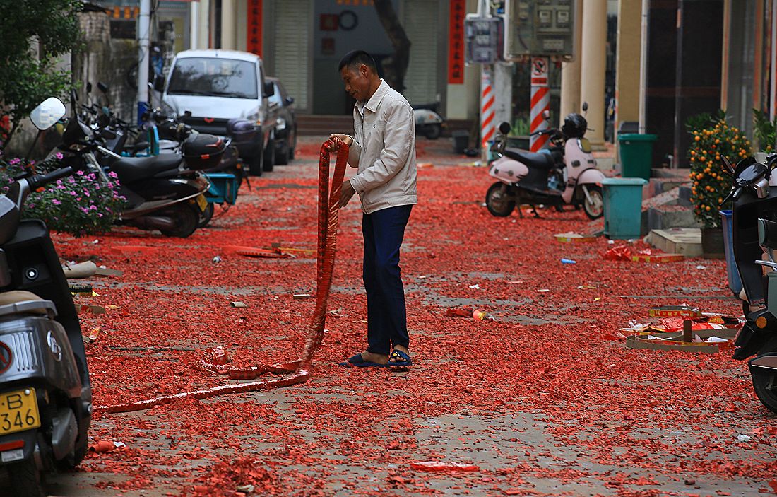 Уборка улицы после встречи Нового года по Лунному календарю в городе Санья, Хайнань, Китай