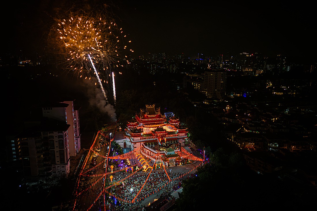 Фейерверки над храмом Тянь Хоу в Куала-Лумпуре, Малайзия