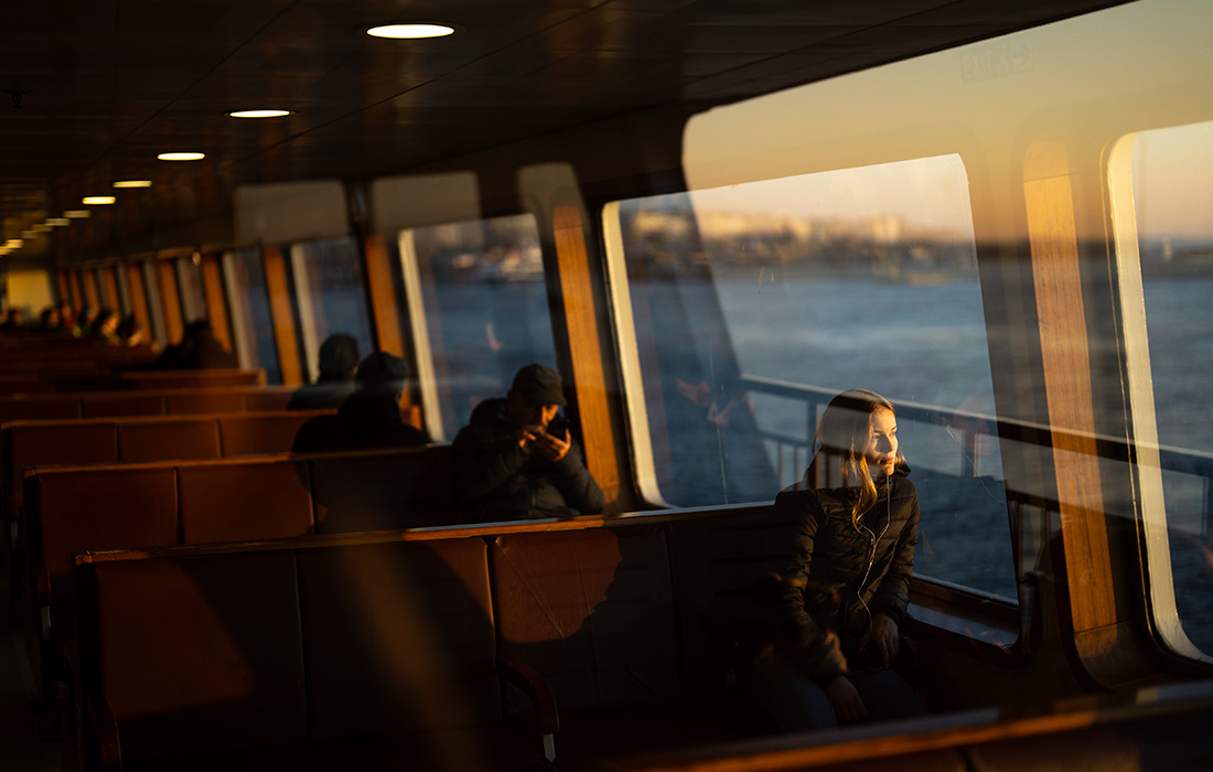 Пассажиры едут на пароме через Босфор в Стамбуле