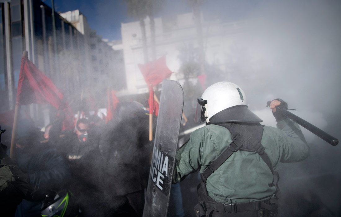 В Афинах полиция применила слезоточивый газ и светошумовые гранаты на акции студентов против планов правительства по созданию частных университетов