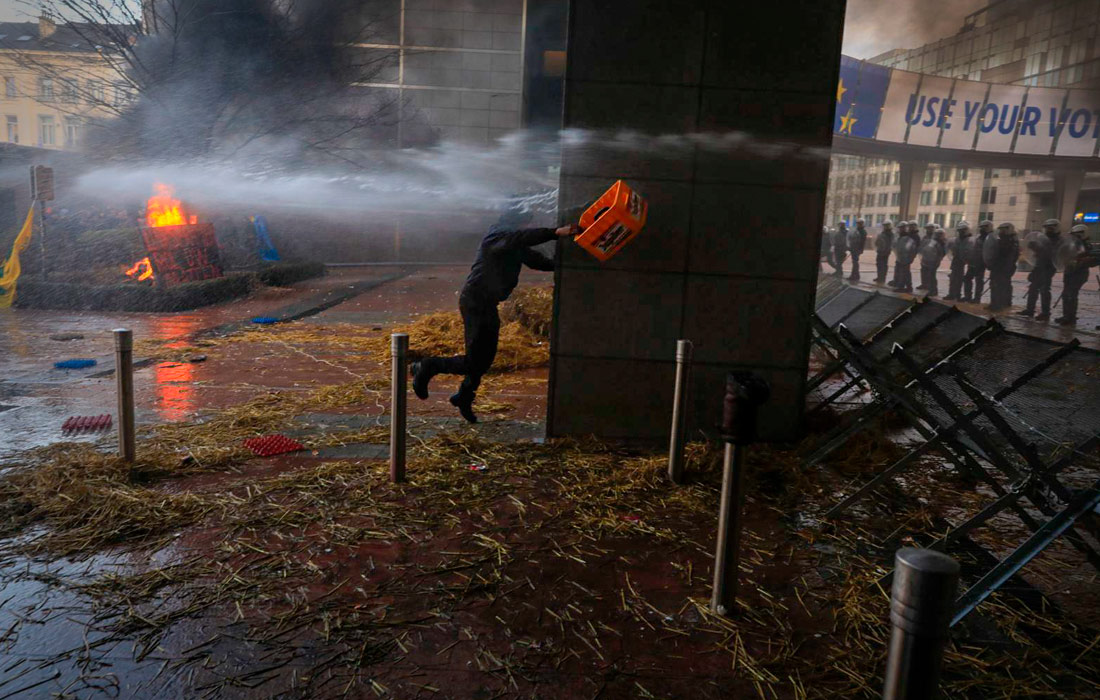 В Брюсселе протестующие фермеры разожгли костры перед зданием Европарламента