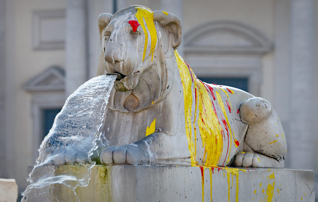 Активисты по защите прав животных облили краской скульптуры львов на площади Пьяцца дель Пополо в Риме