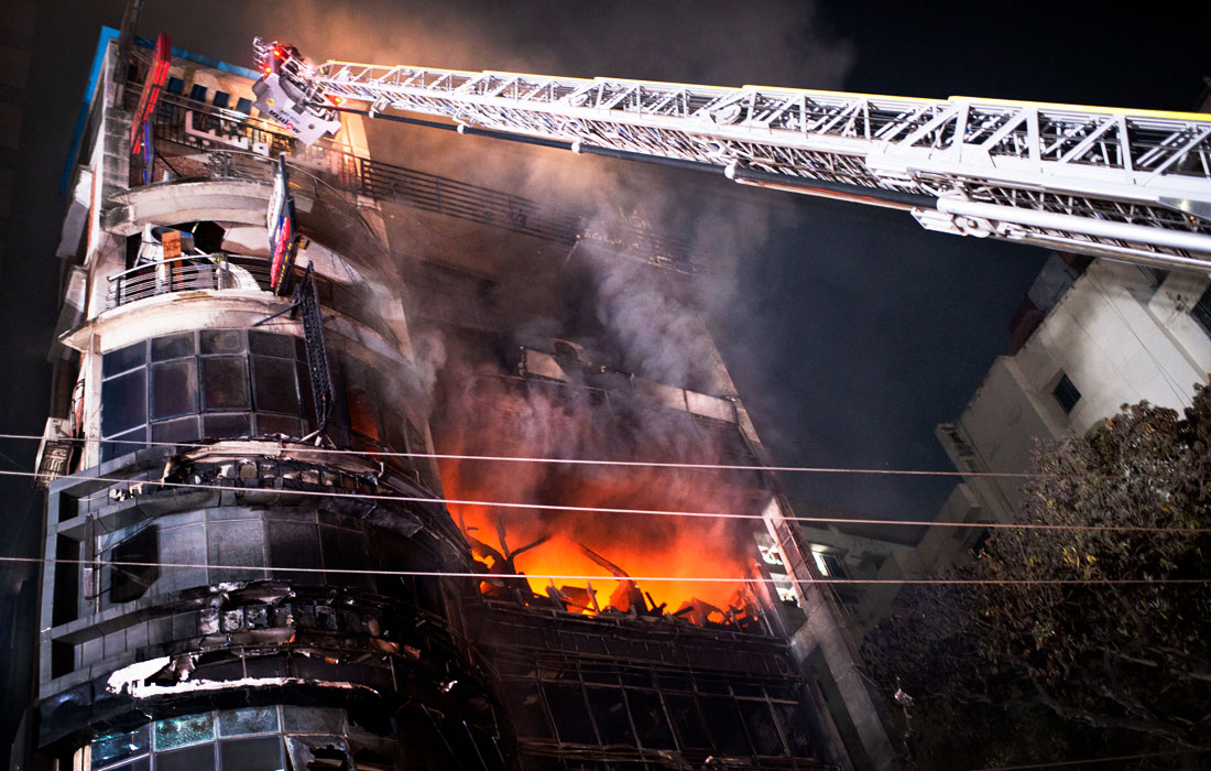Не менее 43 человек погибли при пожаре в одном из зданий столицы Бангладеш Дакки