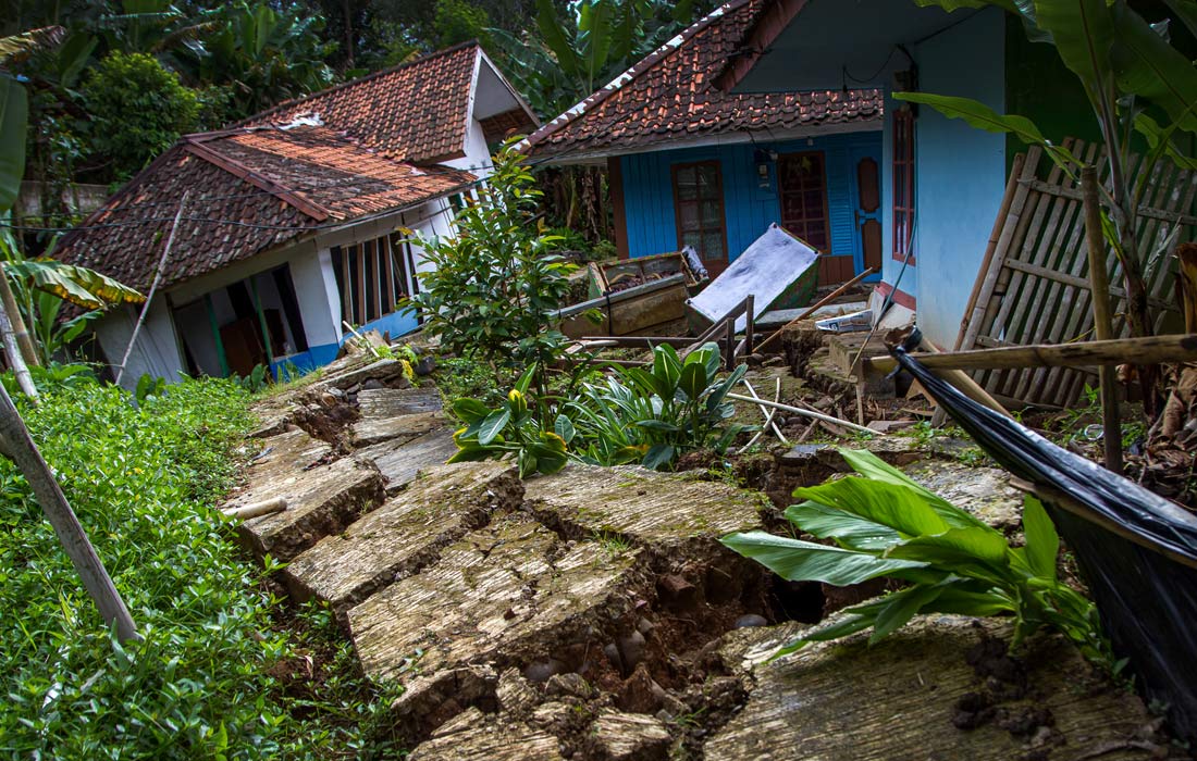 Последствия вызванного проливными дождями оползня в индонезийской провинции Западная Ява