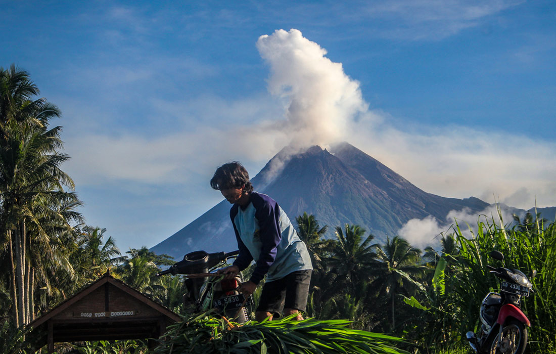 Активность вулкана Мерапи в Индонезии