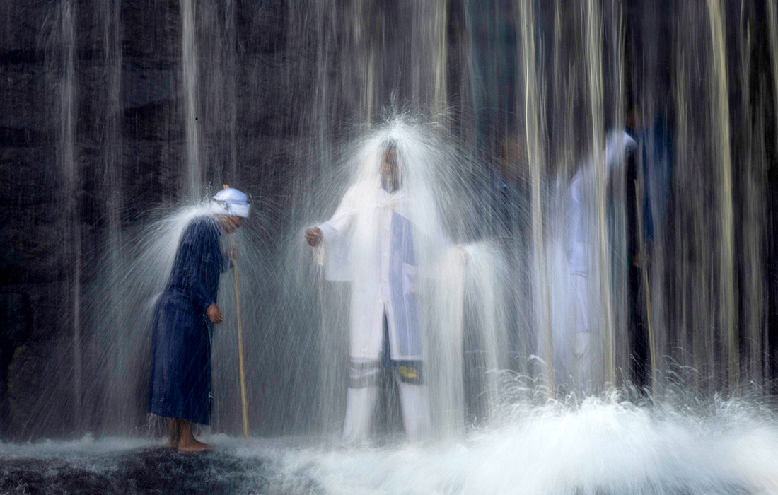 Традиционный ритуал очищения под водопадом в Йоханнесбурге