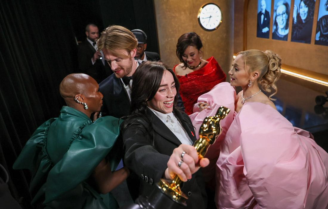 Билли Айлиш, получившая статуэтку в номинации "Лучшая песня" за композицию What Was I Made For? к фильму "Барби"