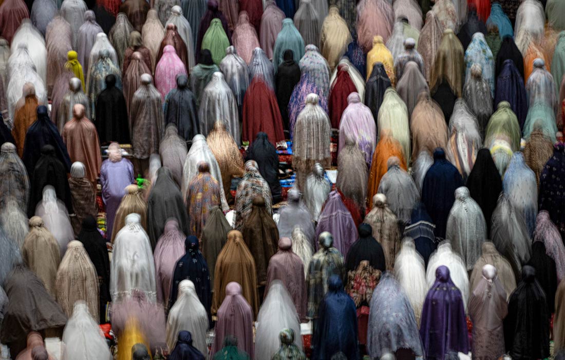 Вечерняя молитва в мечети Истикляль в Джакарте, Индонезия