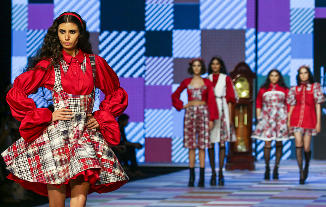 Показ коллекции студентов Международного института дизайна INFID на Неделе моды Lakme Fashion Week в Мумбаи