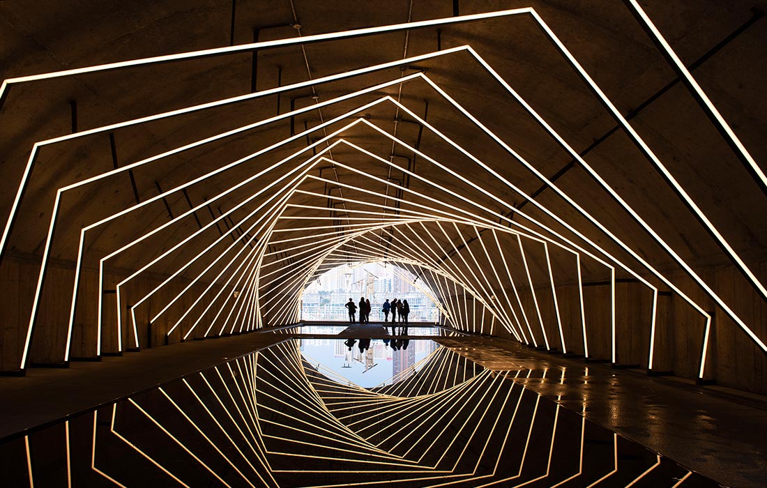 Световая инсталляция в тоннеле под мостом в китайском Чунцине