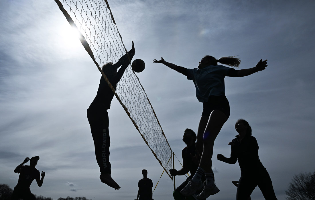 Студенты играют в волейбол в Мюнхене