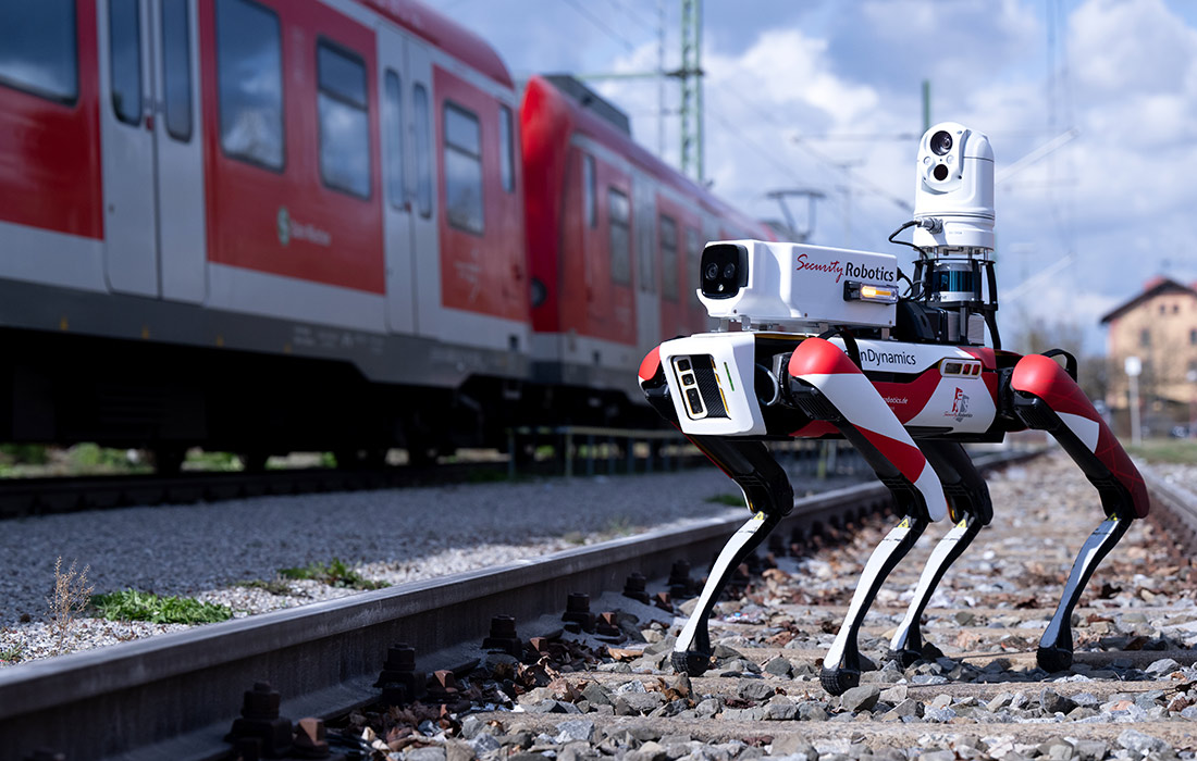 Робот-собака с камерой на железной дороге в Баварии. Задачей робота является защита поездов от вандализма и граффити.