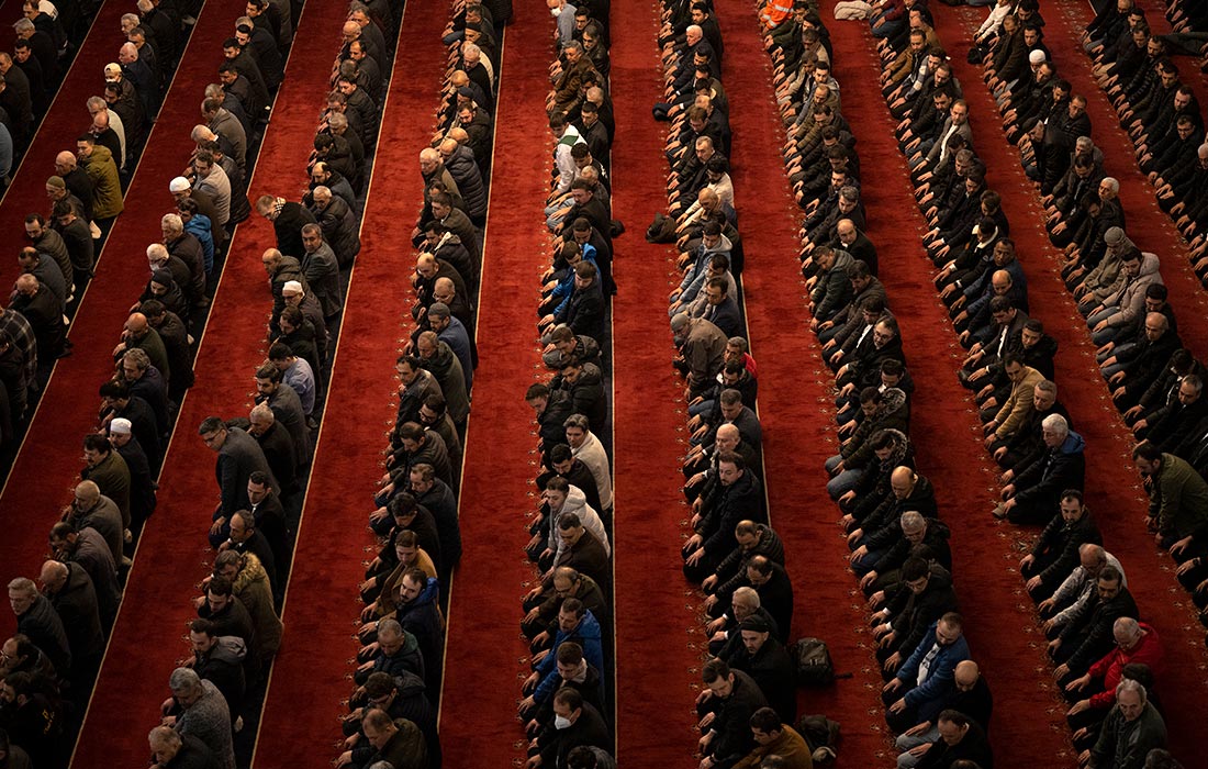 Мусульмане совершают пятничную молитву в первую пятницу Рамадана в мечети Кочатепе в Анкаре