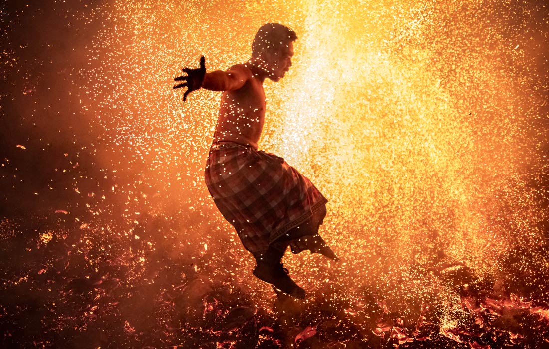 Балиец во время огненного ритуала в Джаньяре