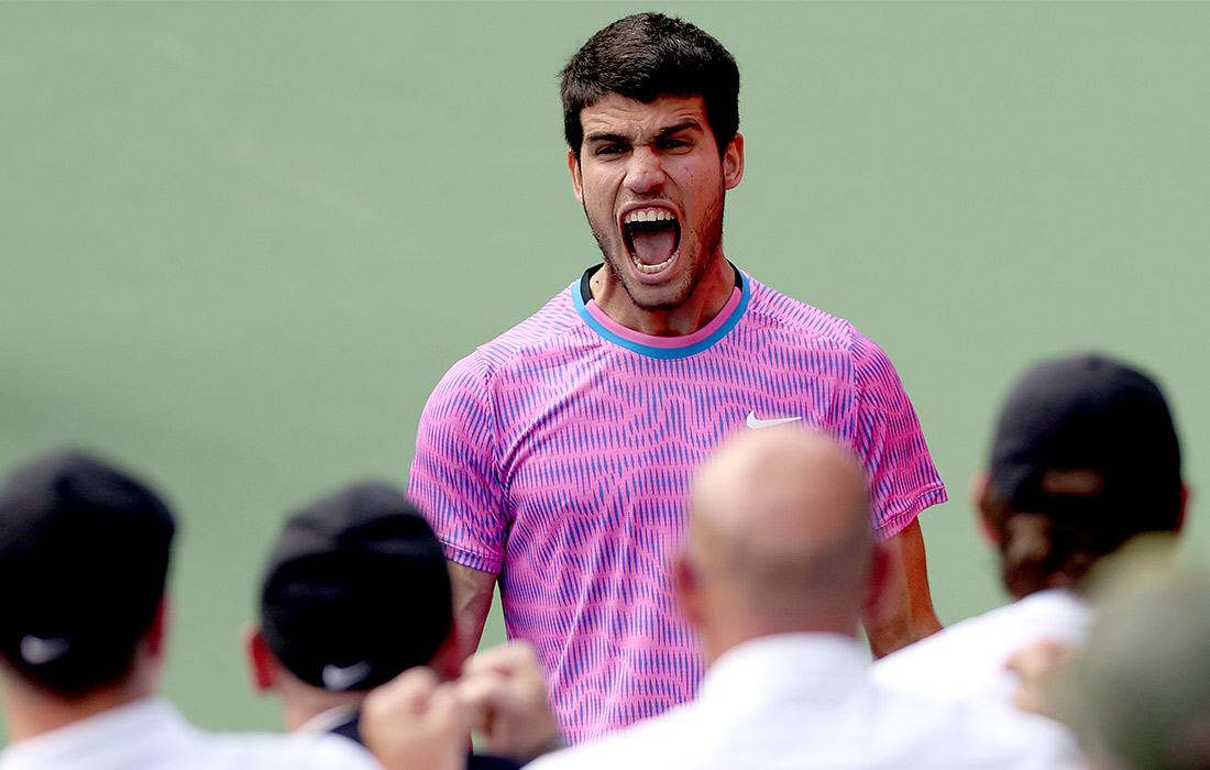 Карлос Алькарас из Испании празднует победу после победы над Даниилом Медведевым во время мужского финала теннисного турнира BNP Paribas Open, Индиан-Уэллс, Калифорния