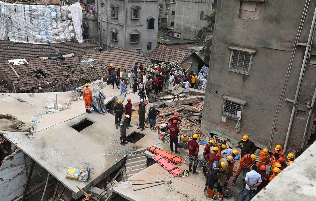 По меньшей мере пять человек погибли в результате обрушения строящегося здания в Калькутте