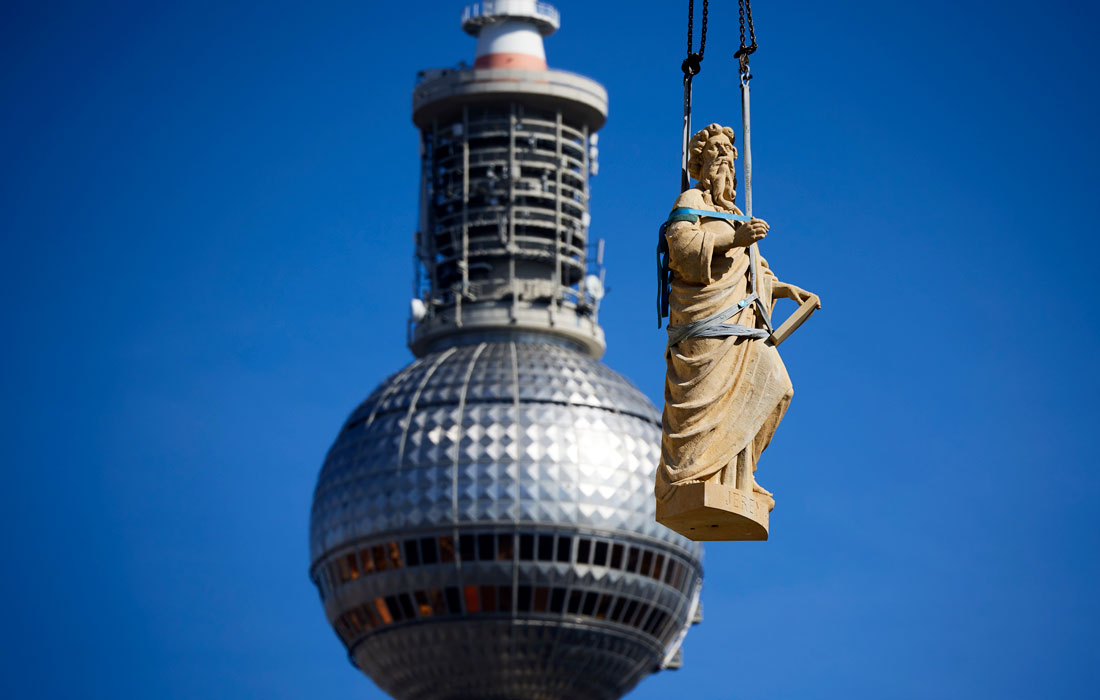 Установка скульптуры для балюстрады купола Форума Гумбольдта в Берлине