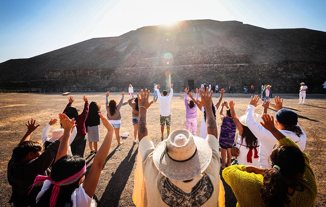 Люди собираются у пирамид Кукулькана в Мексике отмечать весеннее равноденствие