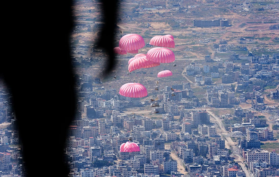 Продовольственная помощь над сектором Газа