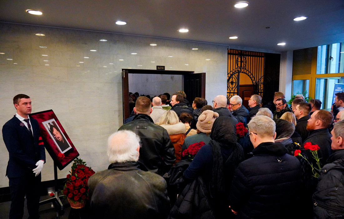 Очередь из желающих проститься