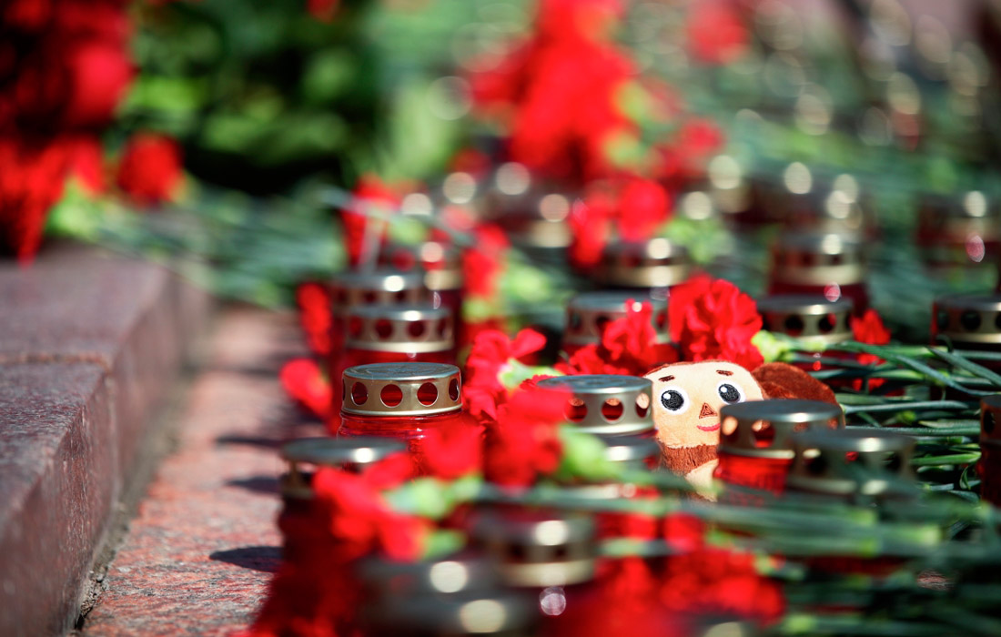 Цветы, игрушки и свечи возле памятника героям обороны Красного Царицына в Волгограде