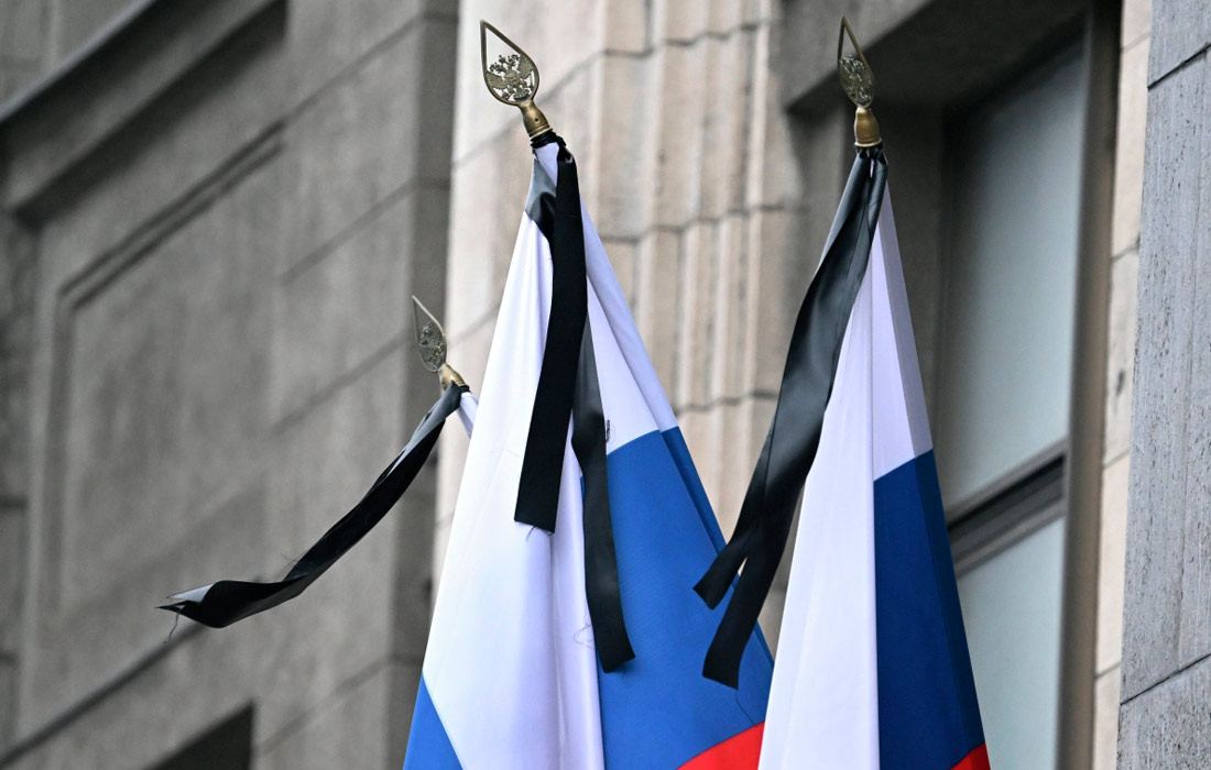 Флаги с траурными лентами на здании Государственной Думы РФ