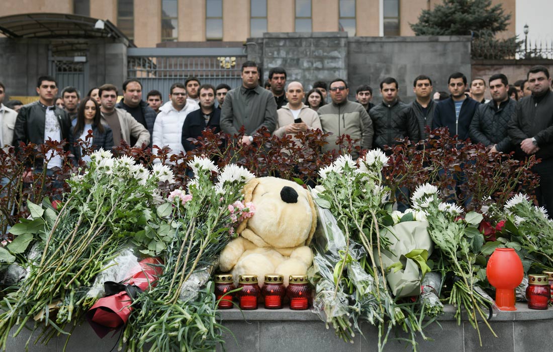 Стихийный мемориал у посольства России в Ереване