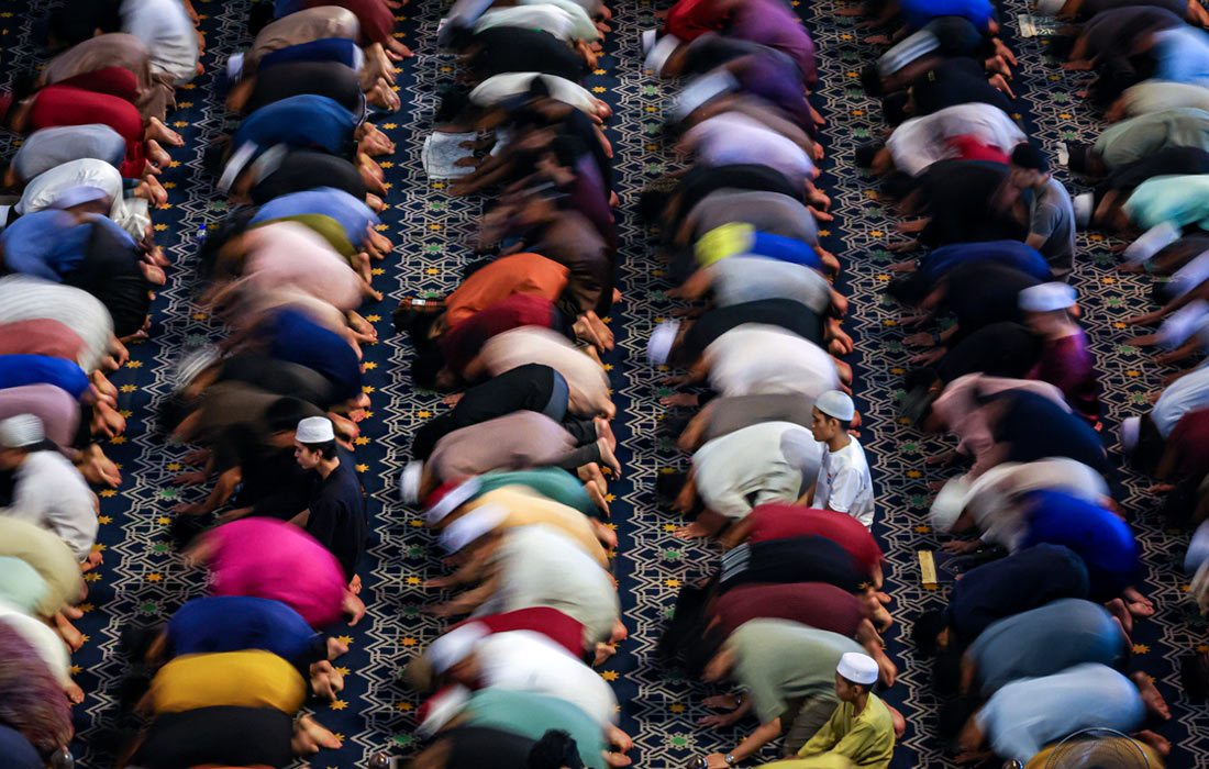 Мусульмане совершают молитву в мечети в Шах-Аламе, Малайзия
